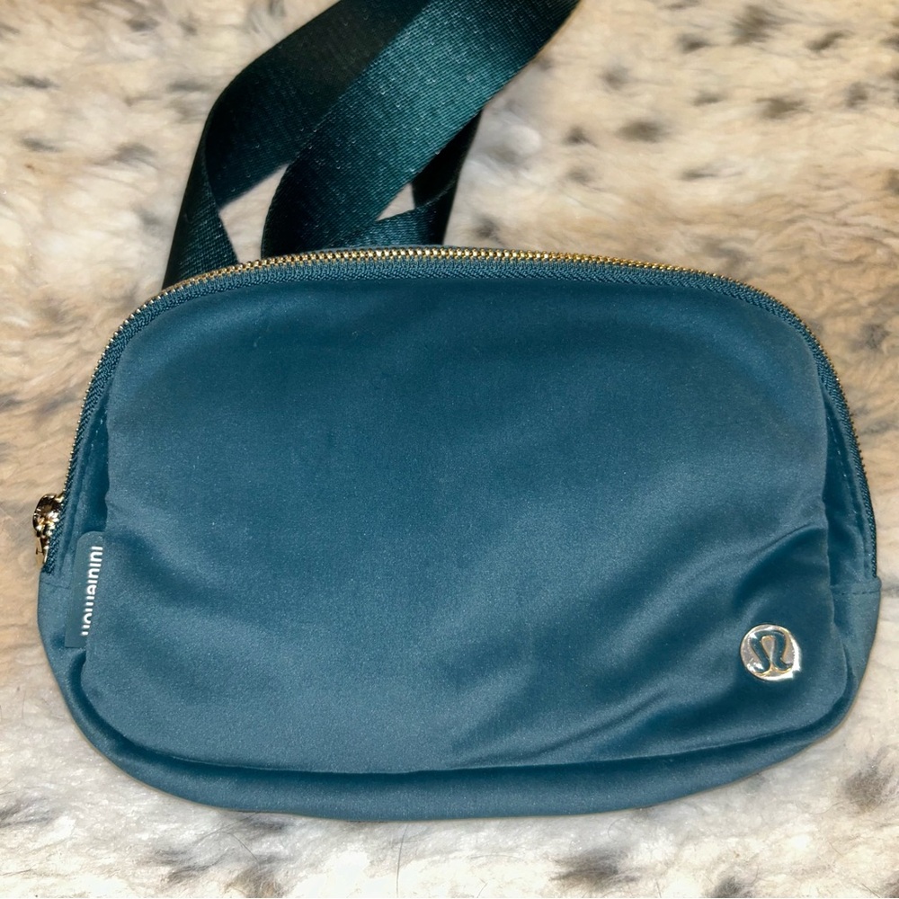 EUC Lululemon Everywhere Belt Bag Velour Green Jasper Gold